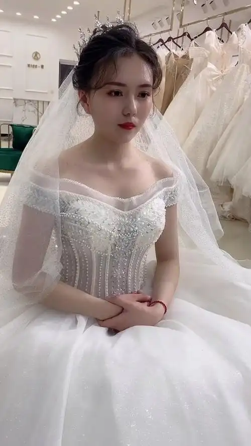 穿婚纱的女孩子是最美的