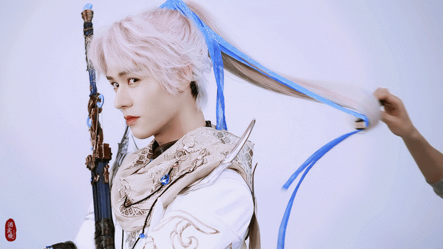 龚俊爆红后代言数量大增这次是游戏白发造型太绝了