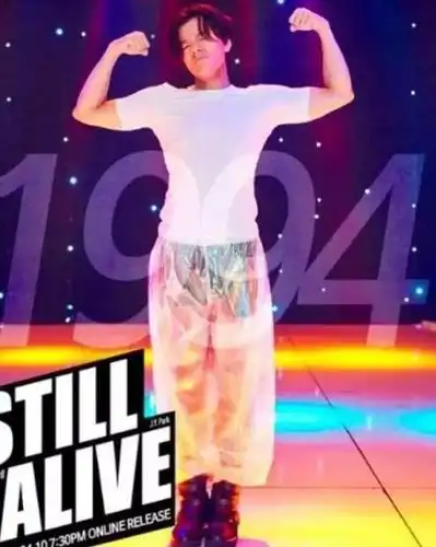 2tv的《happy together3》上,朴振英做客并分享了自己穿着透明塑料