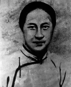 "巾帼英雄"——秋瑾 秋瑾(1875—1907),女,字竞雄,号鉴湖女侠,浙江