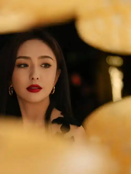 原创佟丽娅40岁美到认不出皮肤白皙腰部纤细胸前镂空一块太性感