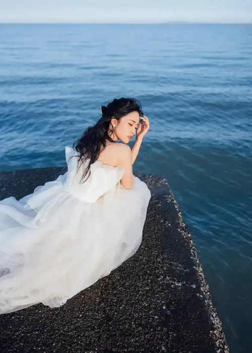 沈月白纱长裙造型大片