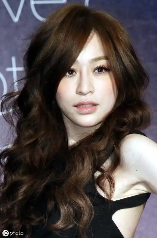 王心凌还给我们吧,这一次她因为整容过度导致脸型给整残了,嘴巴眼睛都