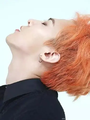 权志龙橙黄色头发的高清图片,越多越好.谢谢家人们