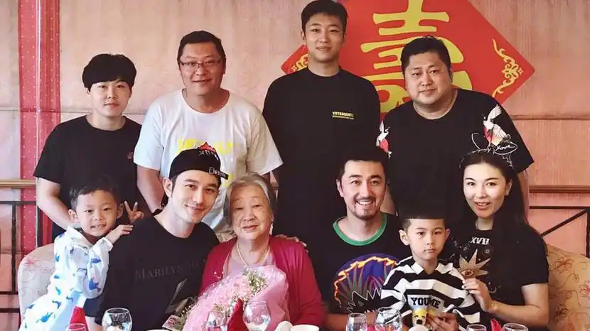 黄晓明一家20人齐聚为姥姥庆生,照片中仅小海绵面孔被马赛克遮掩