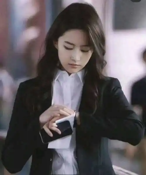 穿搭tips:黑色西装,内搭白衬衫,长发微卷刘亦菲穿搭的时尚之处在于