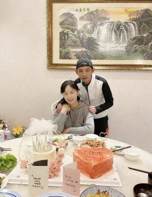 张继科可是丝毫没有受到被金晨拒绝的影响,从这张全家福来看,三