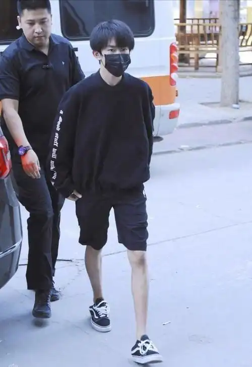 每次品易烊千玺腿是必不可少的这次我醉倒在了易烊千玺腿毛上