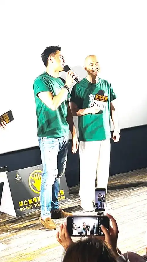 明道亲了包贝尔一口