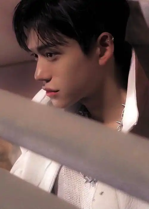 0401感叹一下黄旭熙的侧脸