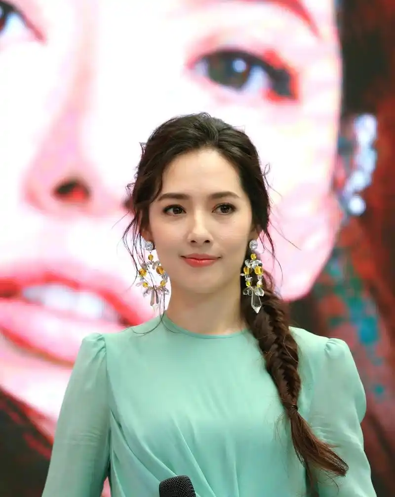 郭碧婷武汉活动照清新甜美图片17