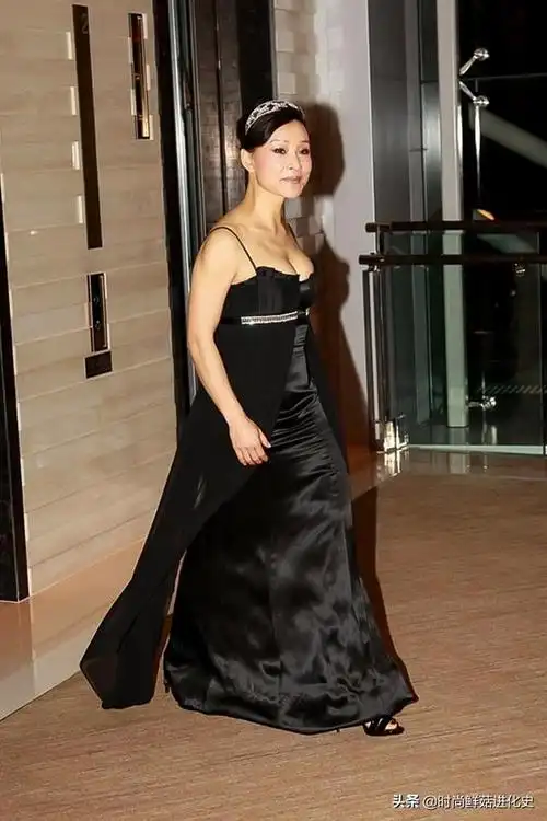 陈冲越老越放得开,穿紧身裙腋下勒出赘肉,一根肩带滑落尴尬整理