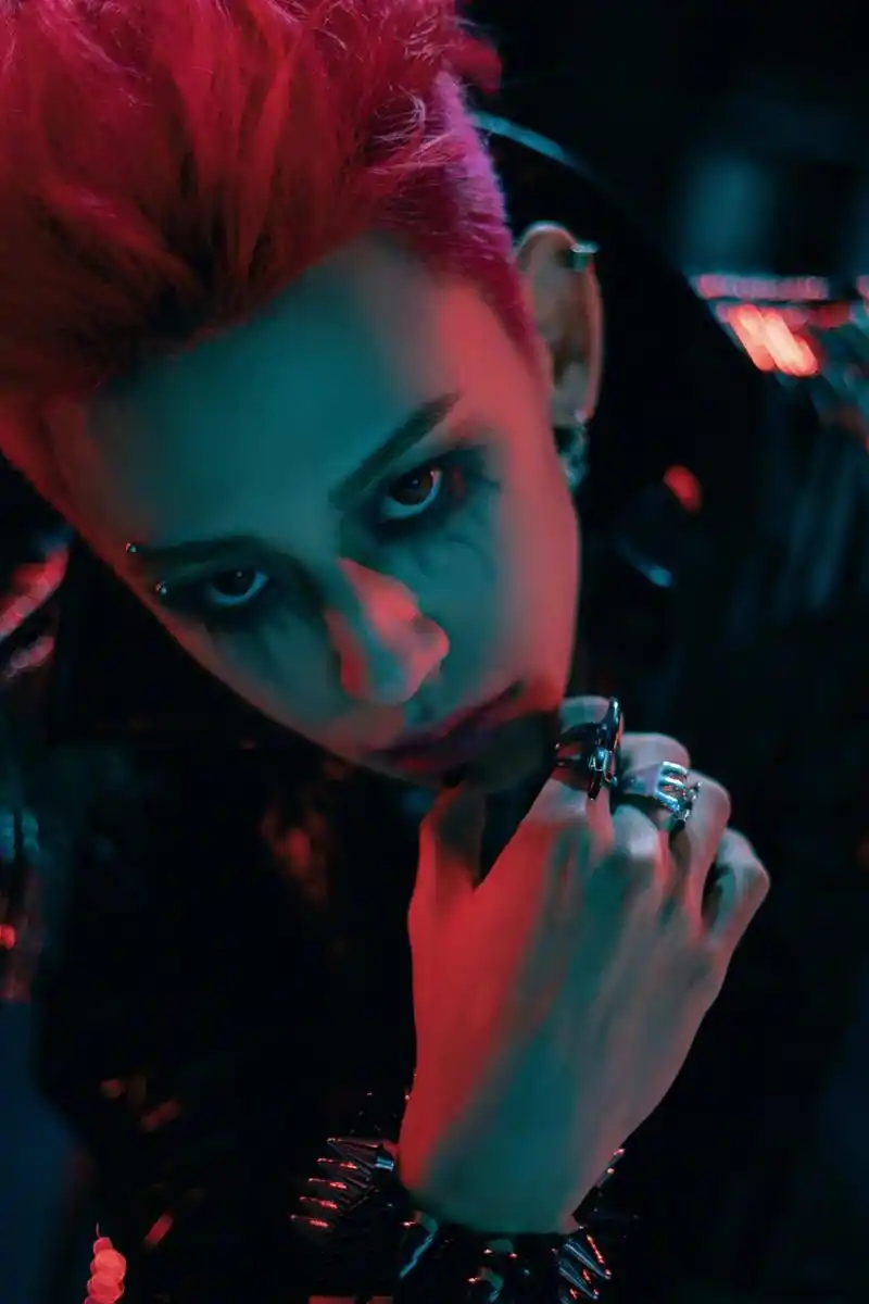 暗夜王子!小鬼铆钉小丑哥特装打破旧格,独具锋芒,一头红发好酷