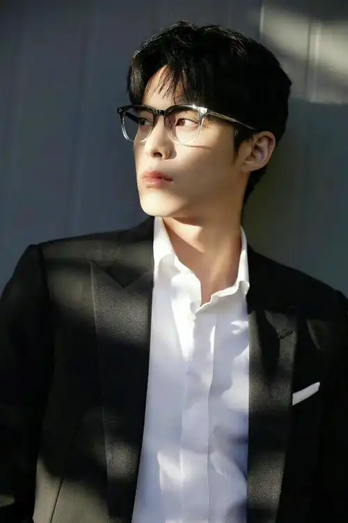 王鹤棣最新西装造型,戴上眼镜格外迷人,成熟帅气男人味十足