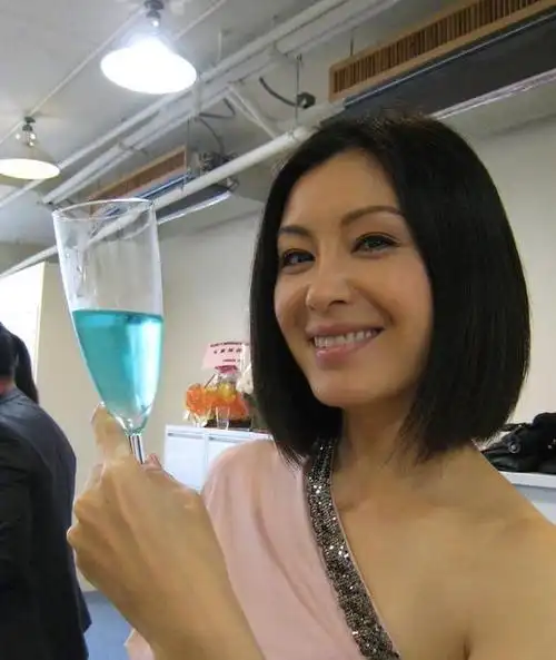 她21岁嫁52岁亿万富豪,结婚仅两周老公离世,多年官司|