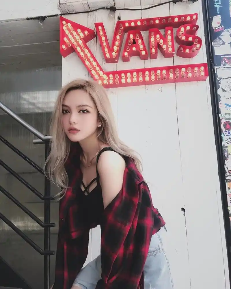 周扬青晒美照 金发大眼妆容精致似洋娃娃-荆楚网-湖北日报网