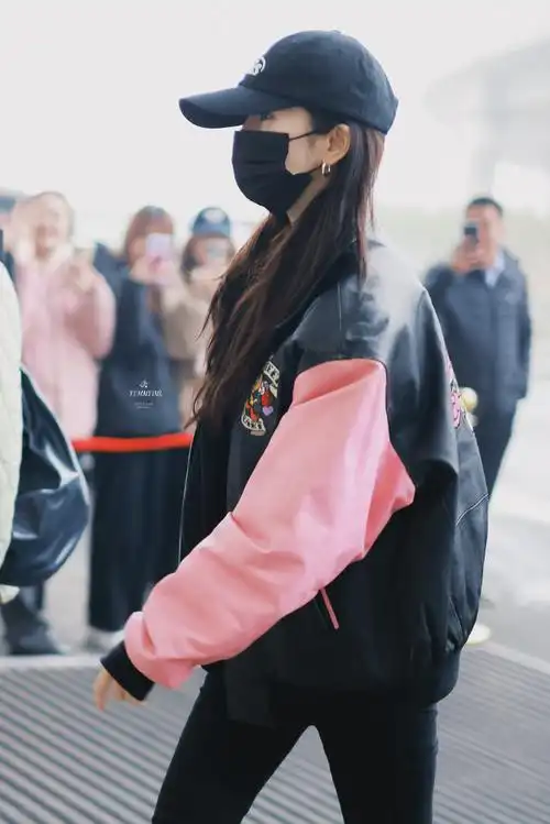 杨幂私服##杨幂粉黑棒球服##今日星拍放送