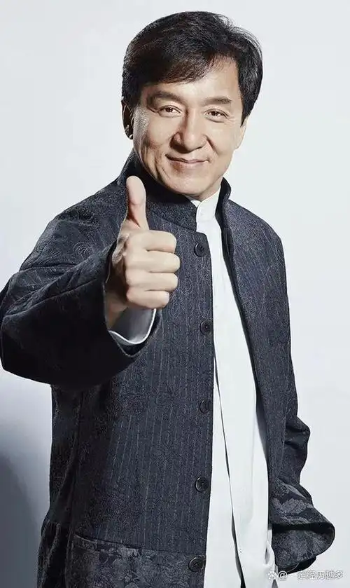 成龙近照:亮相泸州老窖封藏大典,一脸疲惫老态龙钟,网友看哭了