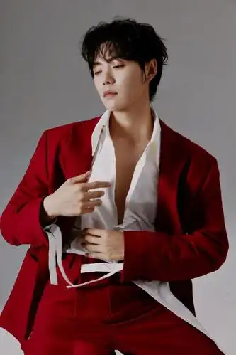 肖宇梁休闲穿搭,甚为帅气,感受到了时尚与颜值的超高结合,养眼