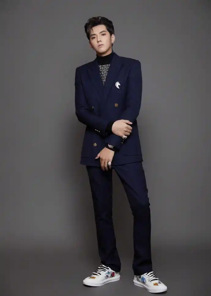 吴亦凡深蓝双排扣西装搭配印花高领衫,温暖有型,依旧贵气十足