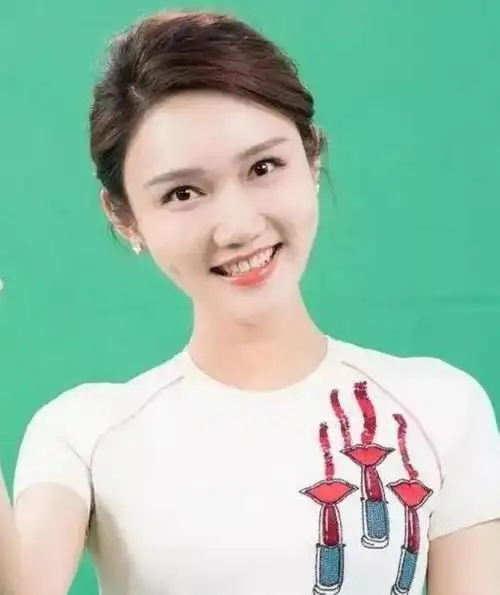 接连口误却被央视力捧35岁仍旧未婚的龙洋如今现在如何