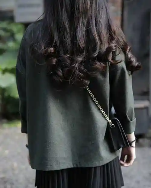 细看发梢,方便面似的卷发,特别美,也为整款发型带来了生机和活力.