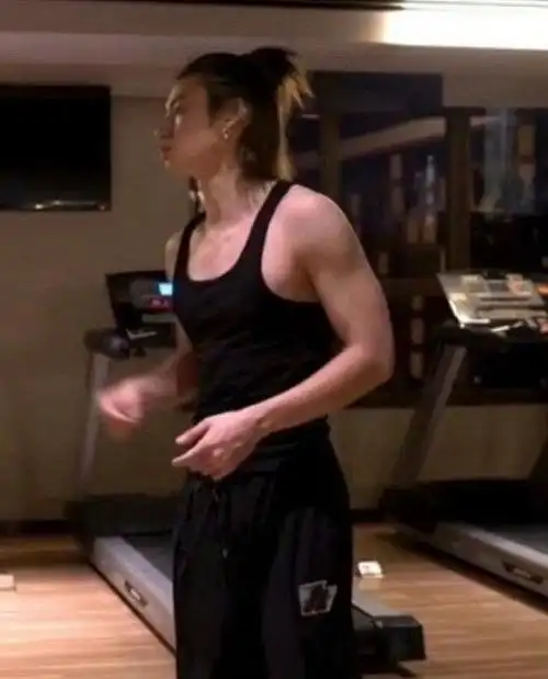 小鬼 肌肉 绝世小v脸,不发腮,身材比例好