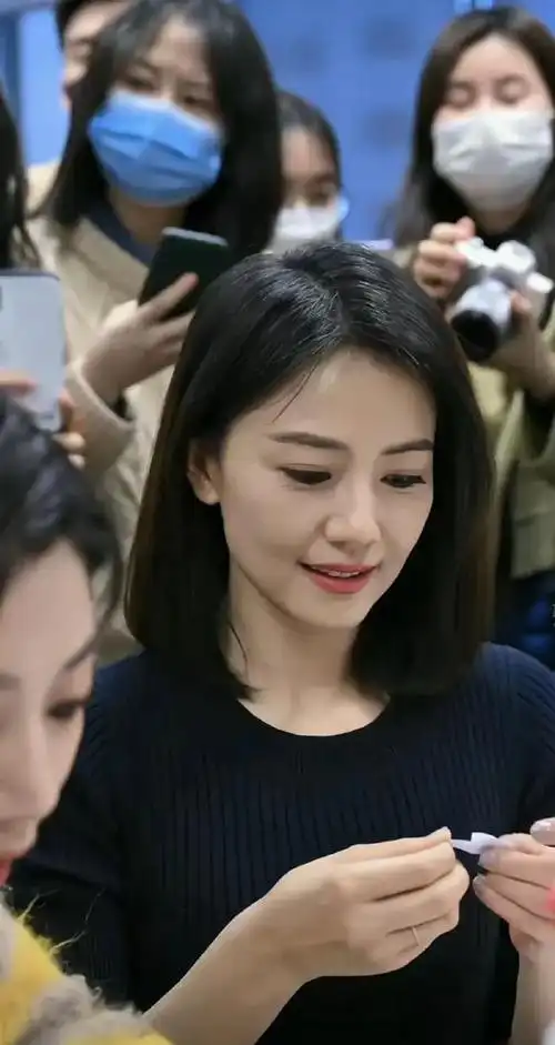 42岁高圆圆素颜去眼科医院,口罩包脸露一双电眼,挡不住女神气质__财经