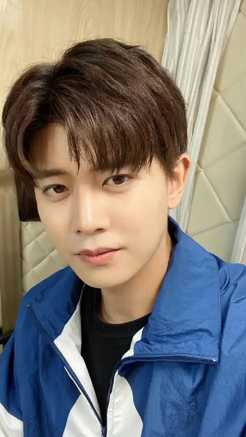 谢谢嘉人宝宝」    爱上任嘉伦也有7年了,这个大直男七年来,自拍的