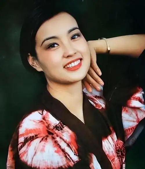 刘晓庆无论是颜值还是身材都无可挑剔,她的事业一直风光无限,年轻时更