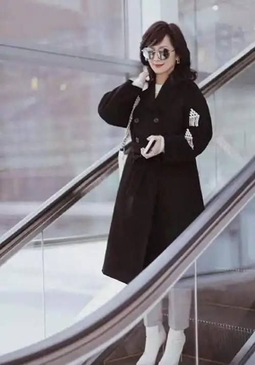 赵雅芝真不像68岁这么穿格纹大衣配长筒靴竟比00后还洋气