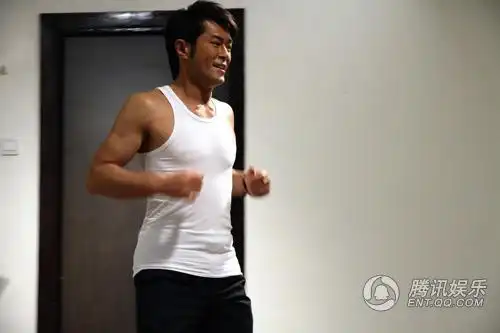 古天乐与高圆圆亲密接触,床榻之上肌肤相近,古天乐大秀古铜色的好身材