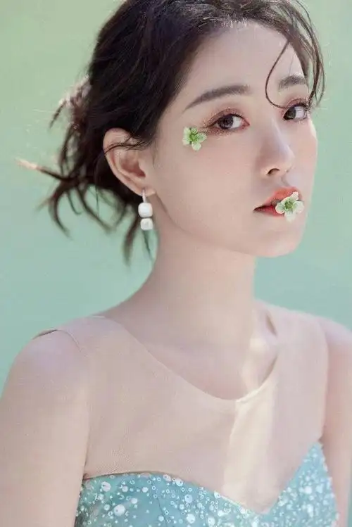 祝绪丹浅绿色开叉长裙