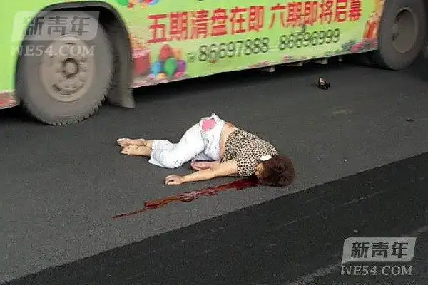 大连一女子穿马路被公交车撞飞身亡(组图)