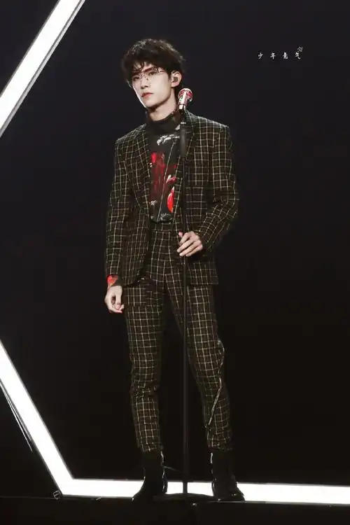 双十一晚会#易烊千玺舞台饭拍～格纹西装 眼镜杀,今日份儒雅绅士