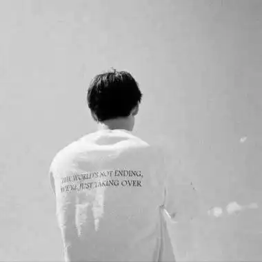 男生背影黑白头像伤感图片高清伤感孤单的男生背影图片头像