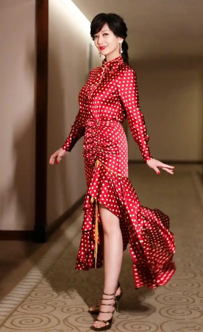 原创赵雅芝一身红色波点衬衫鱼尾裙套装明艳又优雅,嘟嘴卖萌甚是惊喜