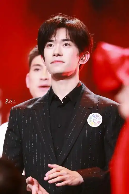 辞星海##易烊千玺于适同框照##易烊千玺不辞星海舞台#  很帅的大明星!