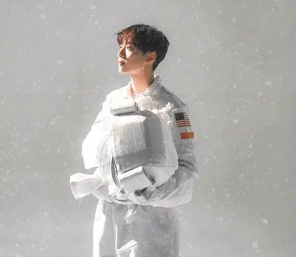 赖冠霖发超甜可爱自拍照引起网友关注的居然是自拍角度