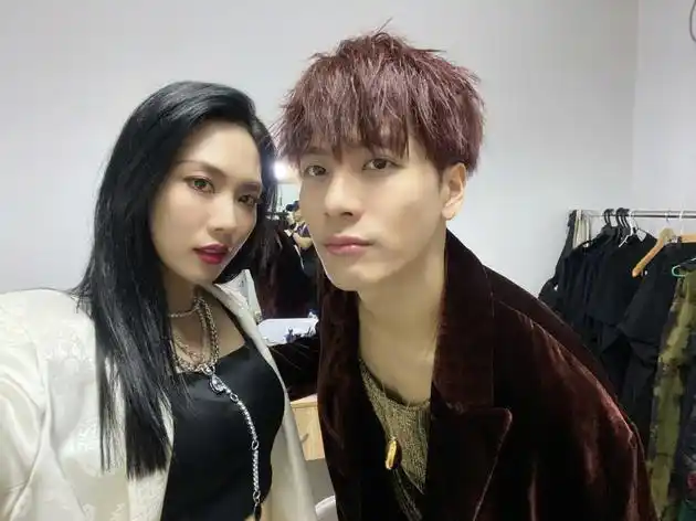 王霏霏发文为王嘉尔打call现在的他非常非常棒