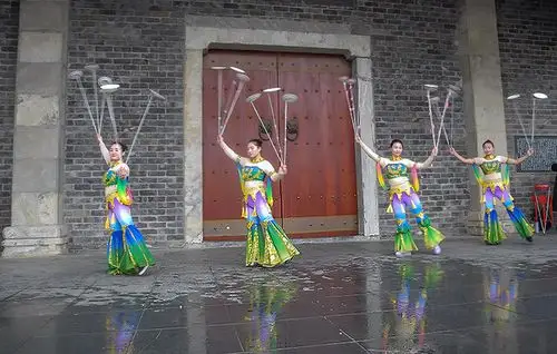 武汉·汉口里迎新春庙会的国家级非遗项目·顶碗杂技表演,很精彩!