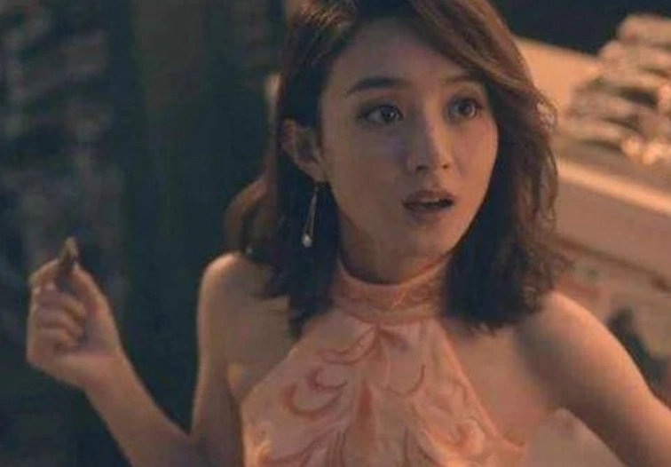 赵丽颖2006年参加选秀"雅虎搜星",在比赛中演唱《隐形的翅膀》,虽然