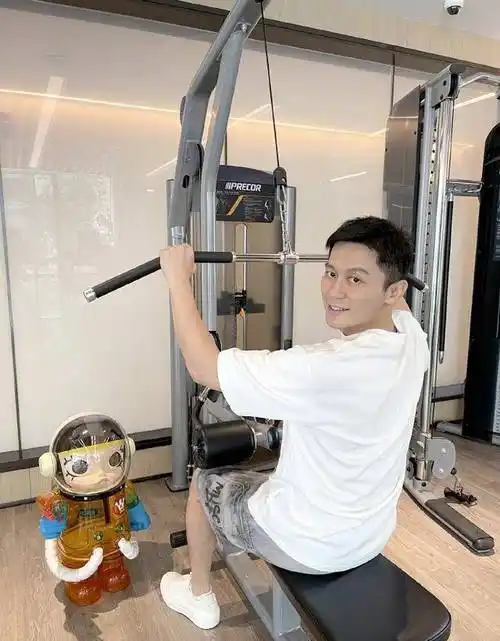 男星李晨坚持健身,身体肌肉线条明显,坦言运动很关键