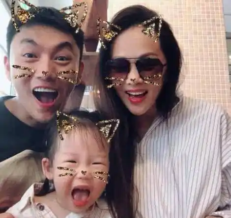 伊能静母女逛街,3岁米粒学妈妈摆pose,"名媛范"从小培养_女儿_照片