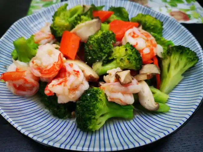 西兰花炒虾球虫草花蒸鸡葱烧豆腐