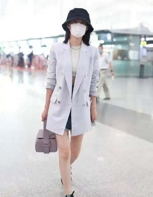 李沁夏季穿搭的清新感,增添了潮流魅力,穿着时尚大气_西装_背心_裙子