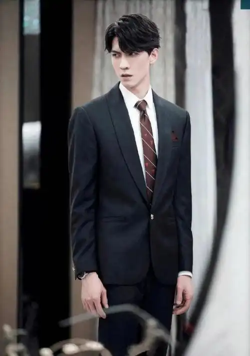 身着西装的任言恺,清俊潇洒略带忧郁清冷的气质,真的分分钟惊艳众人.