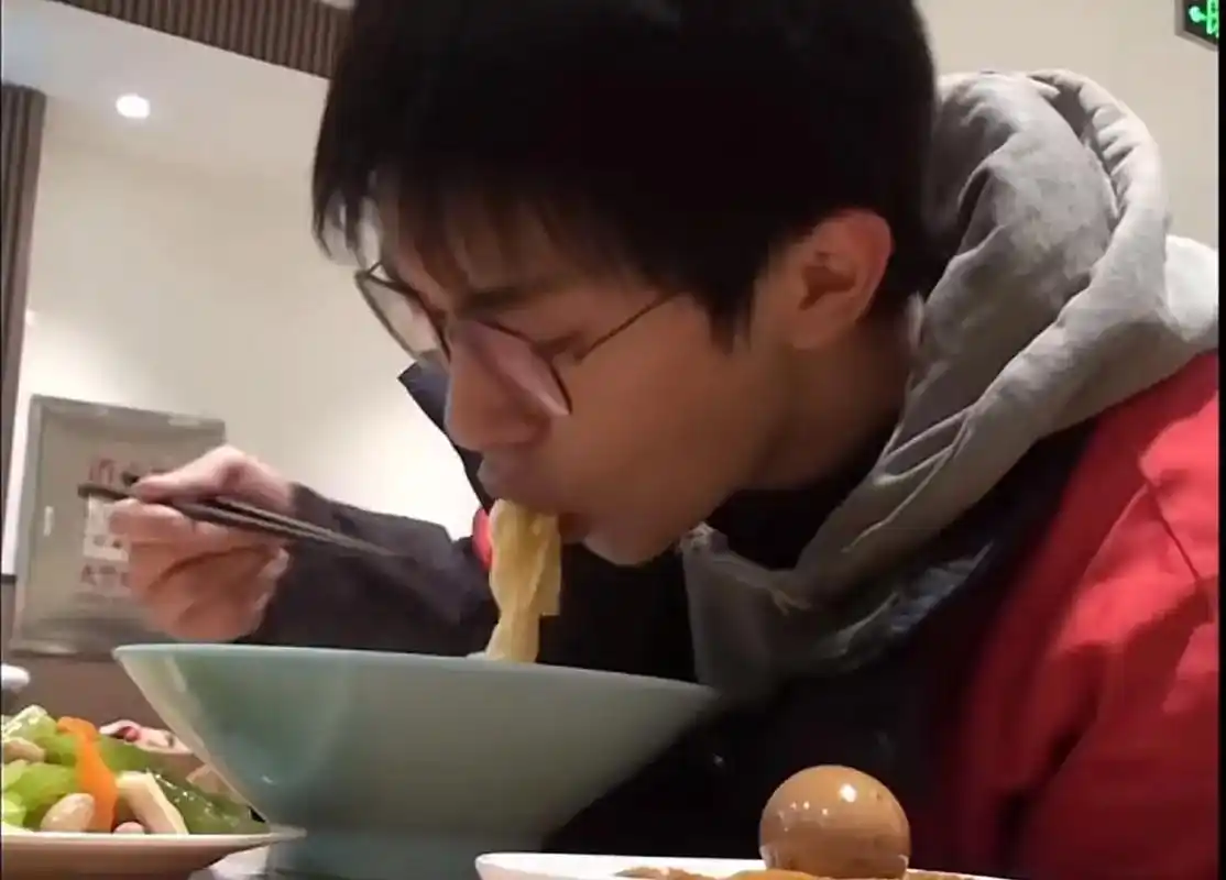 来都来了,就一起吃一碗面吧00#易烊千玺吃面 - 抖音