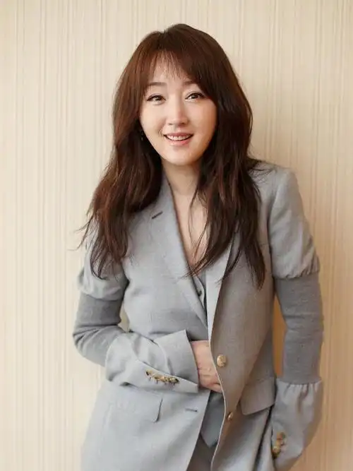 48岁杨钰莹厉害,穿高级灰西装干练又优雅,身高158也能有大气场