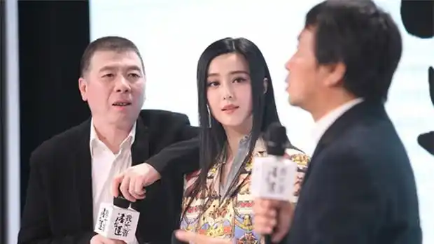 原创范冰冰见到冯小刚主动拥抱网友们却盯住了冯小刚的手
